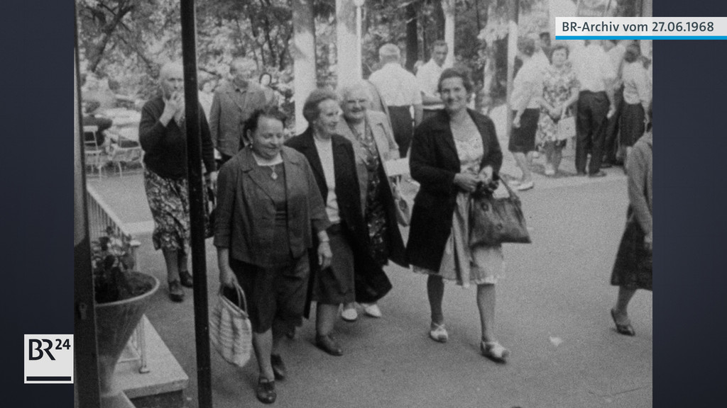 Eine schwarz-weis Aufnahme von den Besuchern der Luisenburg-Festspiele 1968. | Bild: BR Archiv Eine schwarz-weis Aufnahme von den Besuchern der Luisenburg-Festspiele 1968.