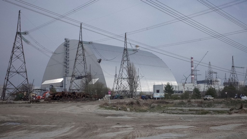 Atomanlage in Tschernobyl mit Sarkophag