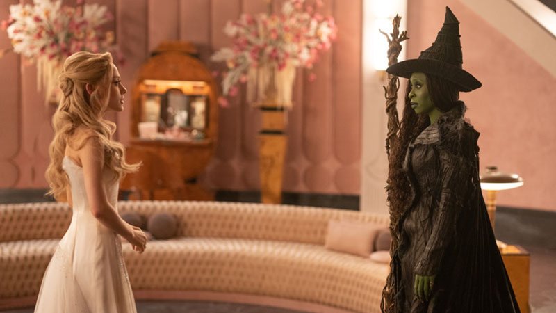 Aus Freundinnen werden Feindinnen: Hexe Glinda und Hexe Elphaba im Film "Wicked". | Bild: Universal Pictures Aus Freundinnen werden Feindinnen: Hexe Glinda und Hexe Elphaba im Film "Wicked".