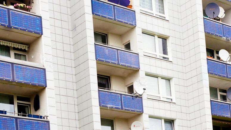 "Balkonkraftwerke" an Balkonen eines Mehrfamilienhauses. | Bild:obs/EmpowerSource UG