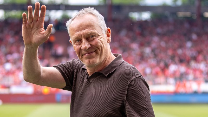 18.05.2024: Trainer Christian Streich von SC Freiburg winkt zum Abschied den Fans zu. | Bild: dpa-Bildfunk/Andreas Gora 18.05.2024: Trainer Christian Streich von SC Freiburg winkt zum Abschied den Fans zu.