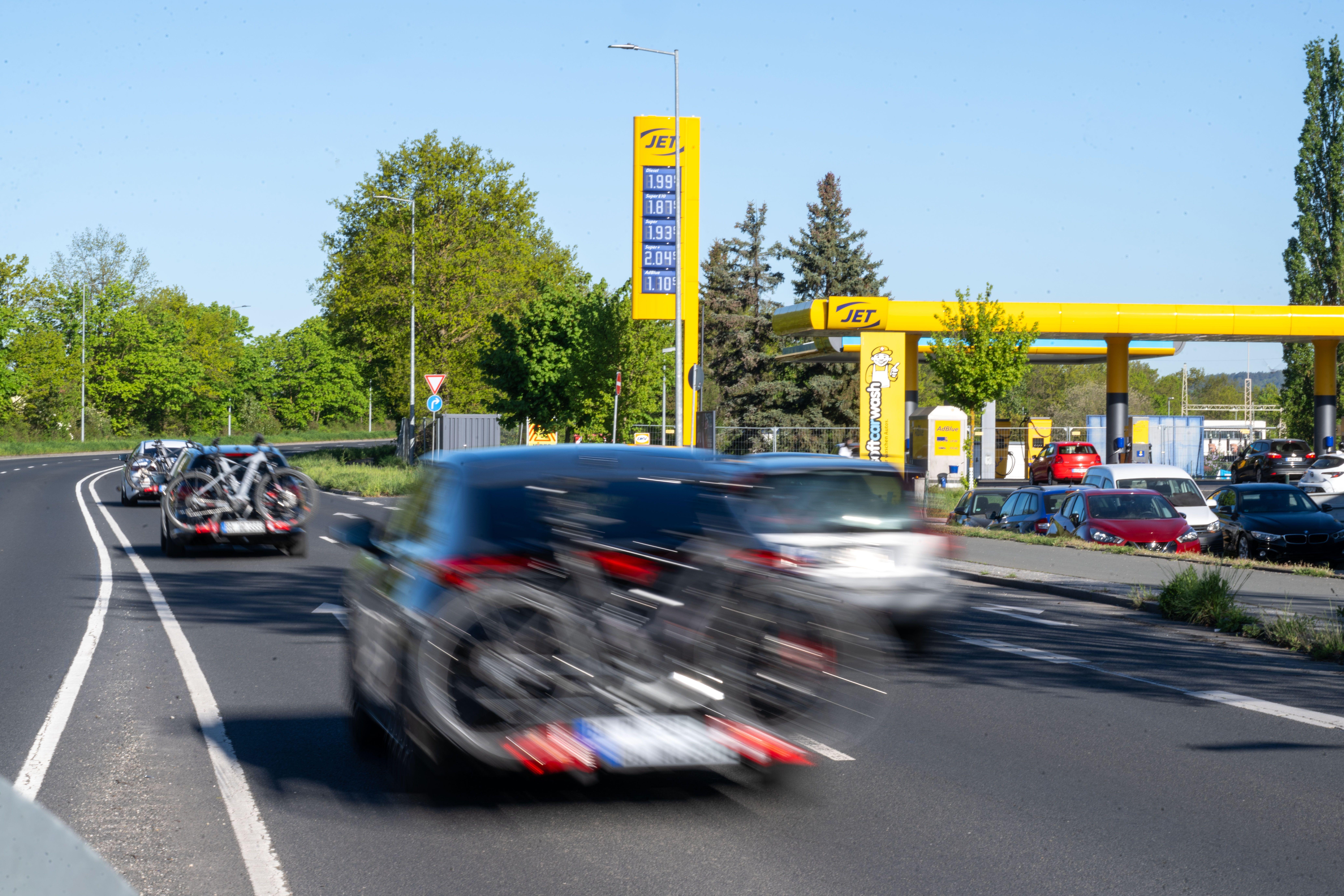 (Symbolbild) An einer Tankstelle in Bamberg stehen Autos an den Zapfsäulen zum Tanken