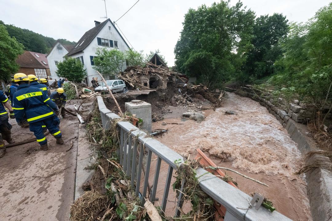 Baden-Württemberg, Klaffenbach: Hochwasserschäden sind an einer Brücke zu sehen.