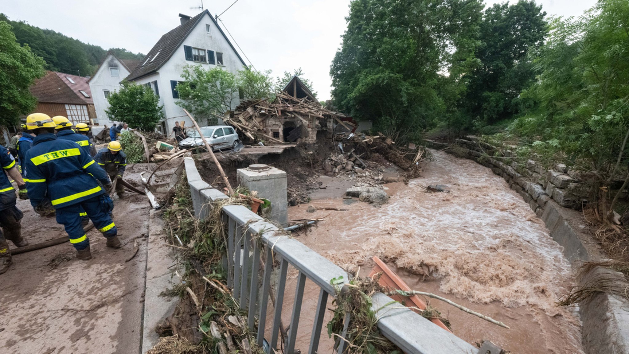 Baden-Württemberg, Klaffenbach: Hochwasserschäden sind an einer Brücke zu sehen.