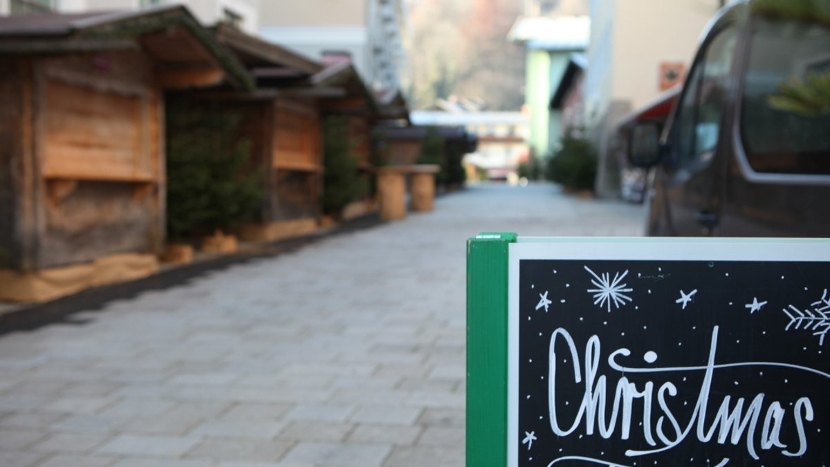 Der aufgebaute, nicht eröffnete Weihnachtsmarkt in Berchtesgaden