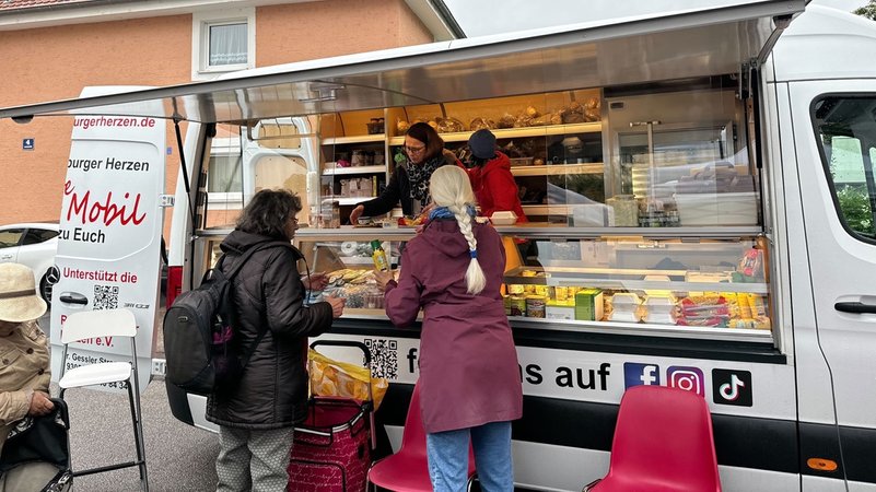 Das "Tante-Emma-Mobil" bringt Lebensmittel zu bedürftigen Senioren. | Bild: Verein Rengschburger Herzen/Arno Birkenfelder Das "Tante-Emma-Mobil" bringt Lebensmittel zu bedürftigen Senioren.