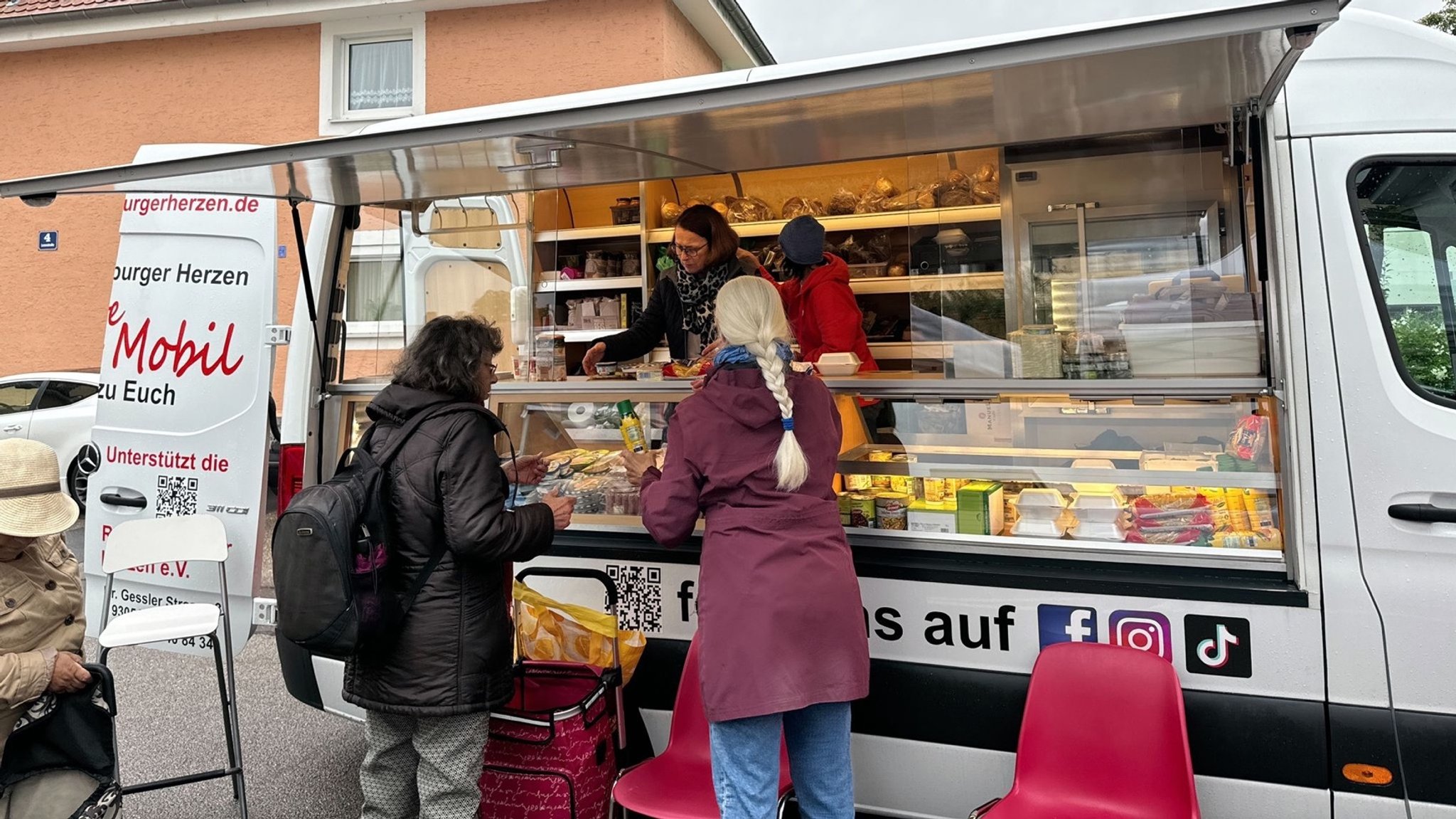 Das "Tante-Emma-Mobil" bringt Lebensmittel zu bedürftigen Senioren. 