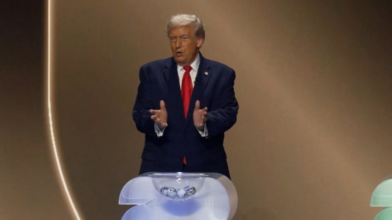 US-Präsident Donald Trump bei der Auslosung der Spielgruppen für die Fußball-Weltmeisterschaft im kommenden Jahr in den USA, Kanada und Mexiko. | Bild: BR US-Präsident Donald Trump bei der Auslosung der Spielgruppen für die Fußball-Weltmeisterschaft im kommenden Jahr in den USA, Kanada und Mexiko.