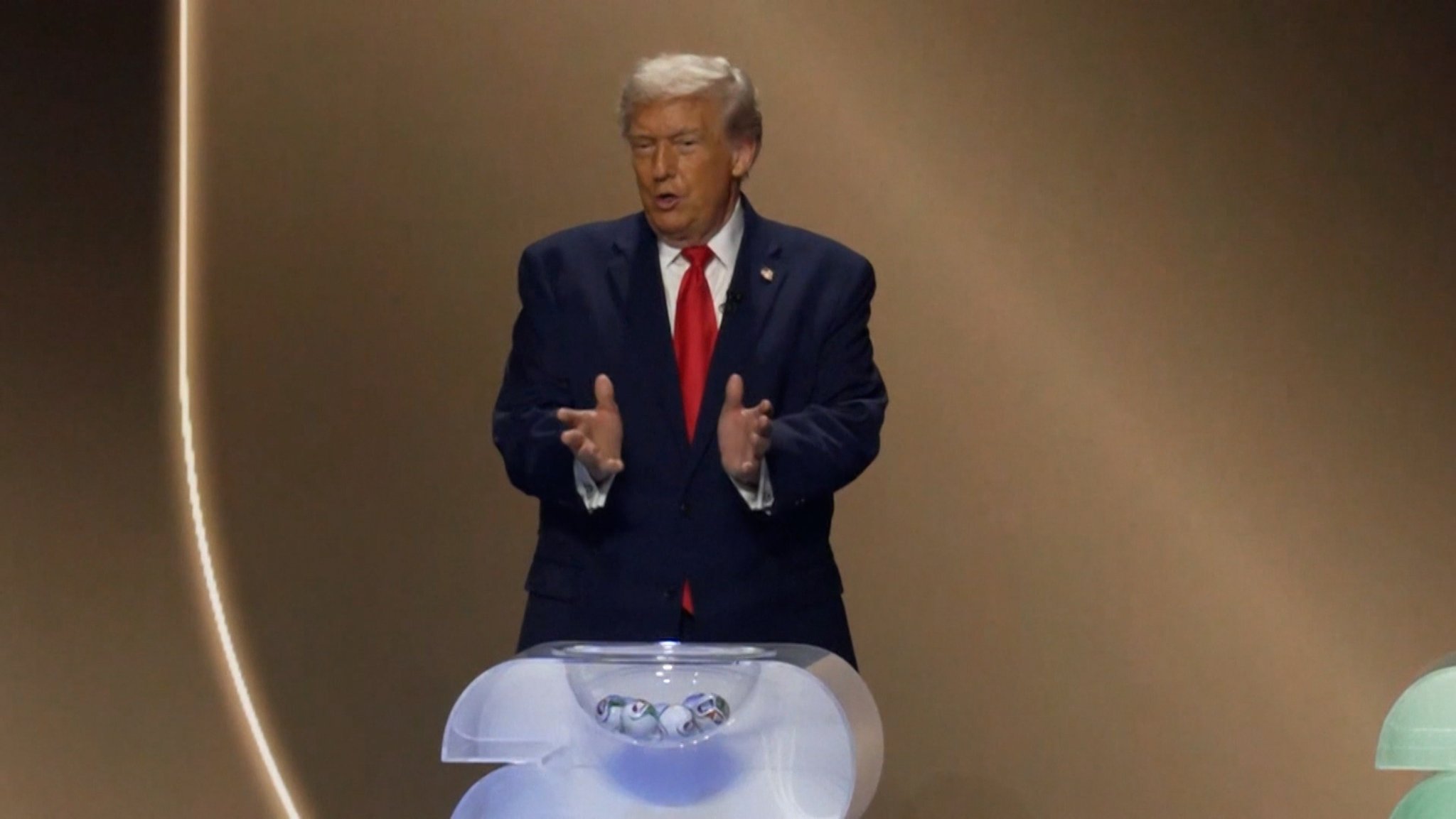 US-Präsident Donald Trump bei der Auslosung der Spielgruppen für die Fußball-Weltmeisterschaft im kommenden Jahr in den USA, Kanada und Mexiko. | Bild: BR US-Präsident Donald Trump bei der Auslosung der Spielgruppen für die Fußball-Weltmeisterschaft im kommenden Jahr in den USA, Kanada und Mexiko.