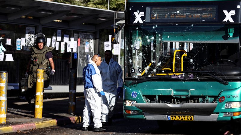 In Jerusalem sind bei zwei Bombenanschlägen mindestens 15 Menschen verletzt worden.