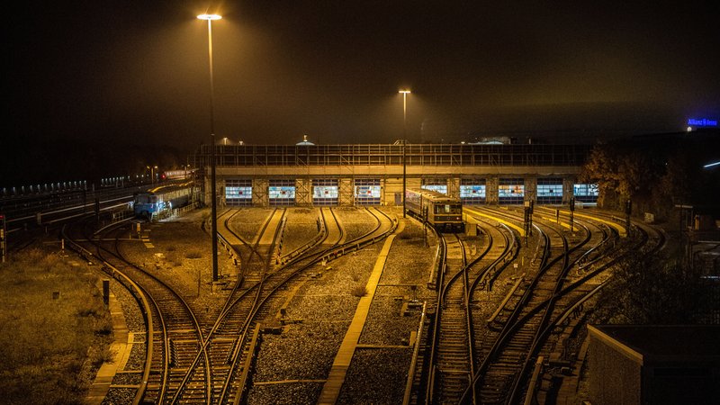U-Bahnzüge in München: Ab dem frühen Morgen dürfen sie wieder aus ihrem Depot in Fröttmaning | Bild: picture alliance/dpa | Lino Mirgeler U-Bahnzüge in München: Ab dem frühen Morgen dürfen sie wieder aus ihrem Depot in Fröttmaning