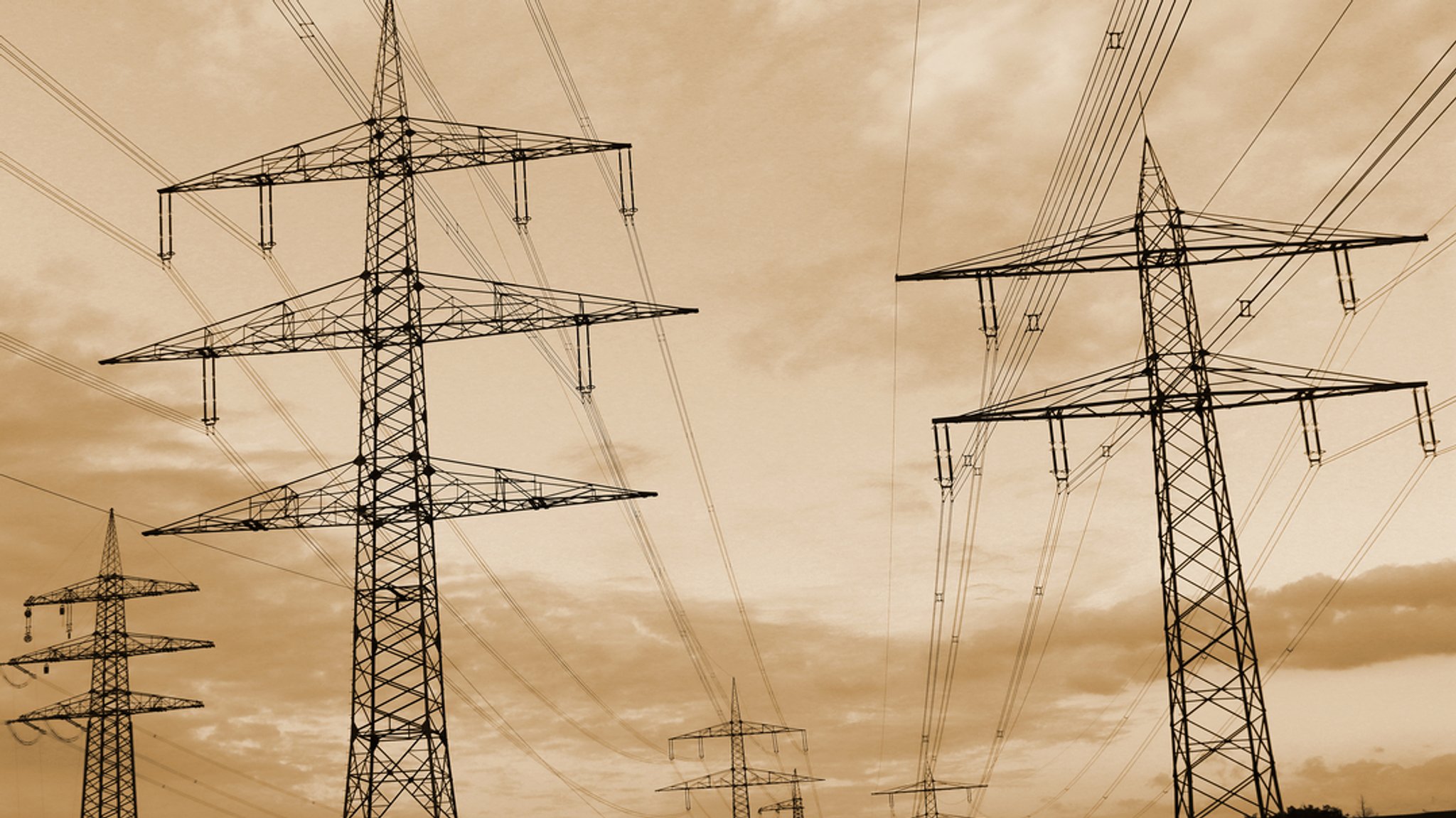 Zwei Trassen Überlandleitungen vor düsterem Himmel. | Bild: colourbox.com/#262486 Zwei Trassen Überlandleitungen vor düsterem Himmel.