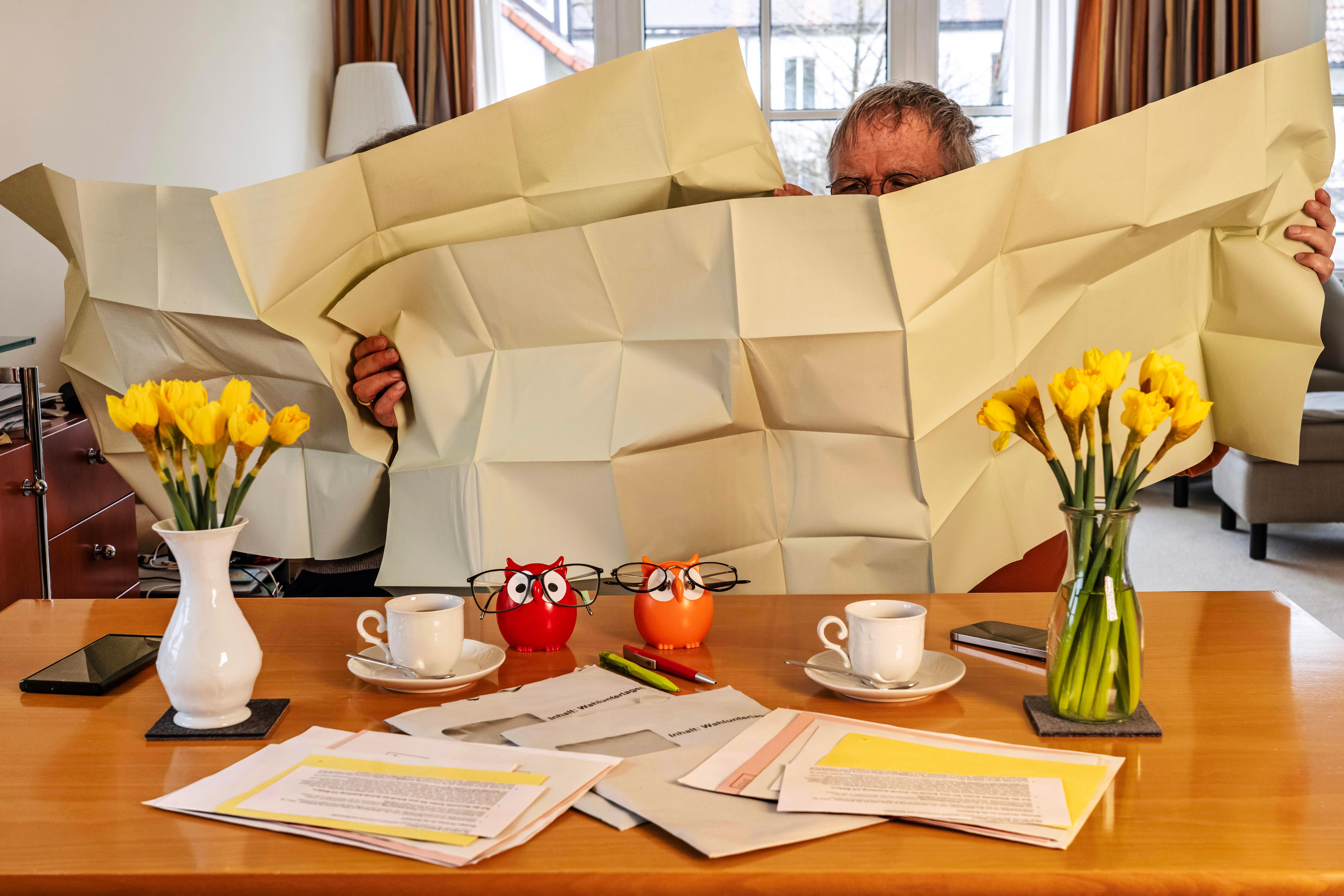 Ein Ehepaar mit Stimmzetteln zur Kommunalwahl am 8. März in München