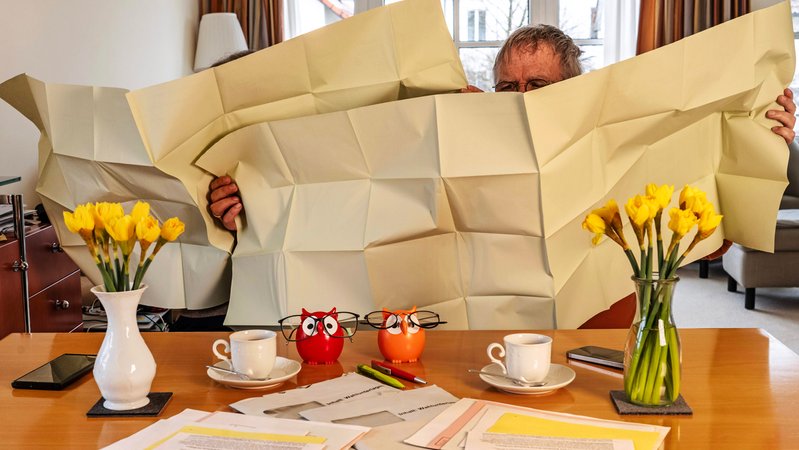 Ein Ehepaar mit Stimmzetteln zur Kommunalwahl am 8. März in München | Bild: picture alliance / Wolfgang Maria Weber | Wolfgang Maria Weber Ein Ehepaar mit Stimmzetteln zur Kommunalwahl am 8. März in München