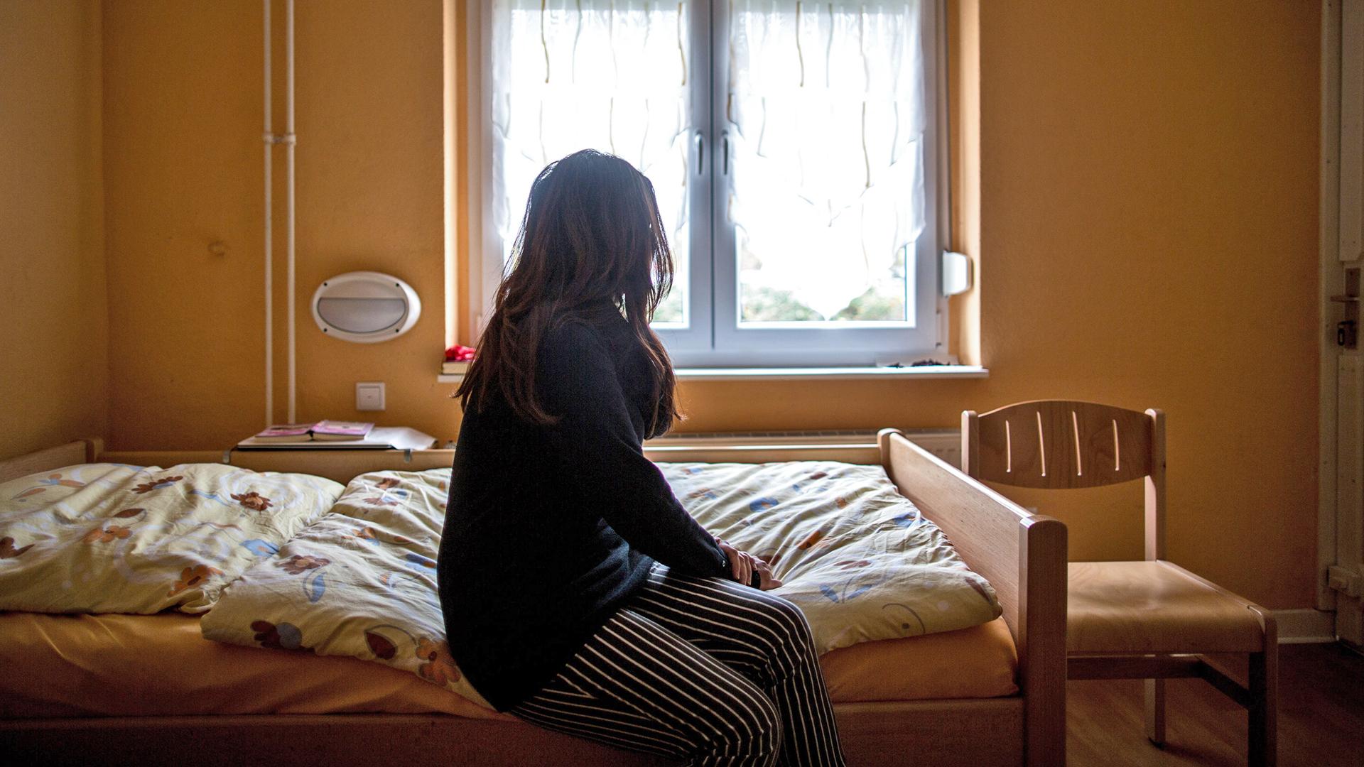 Geldnot im Schutzraum: Wenn Frauen für Sicherheit zahlen müssen