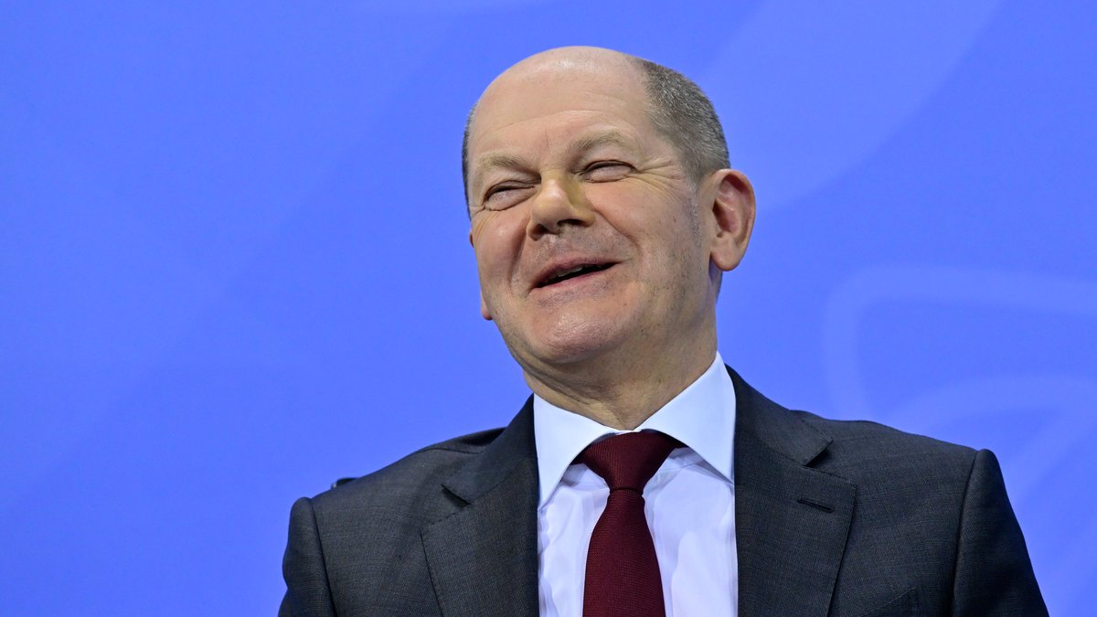 Archiv: Bundeskanzler Olaf Scholz (SPD) lacht auf einer Pressekonferenz