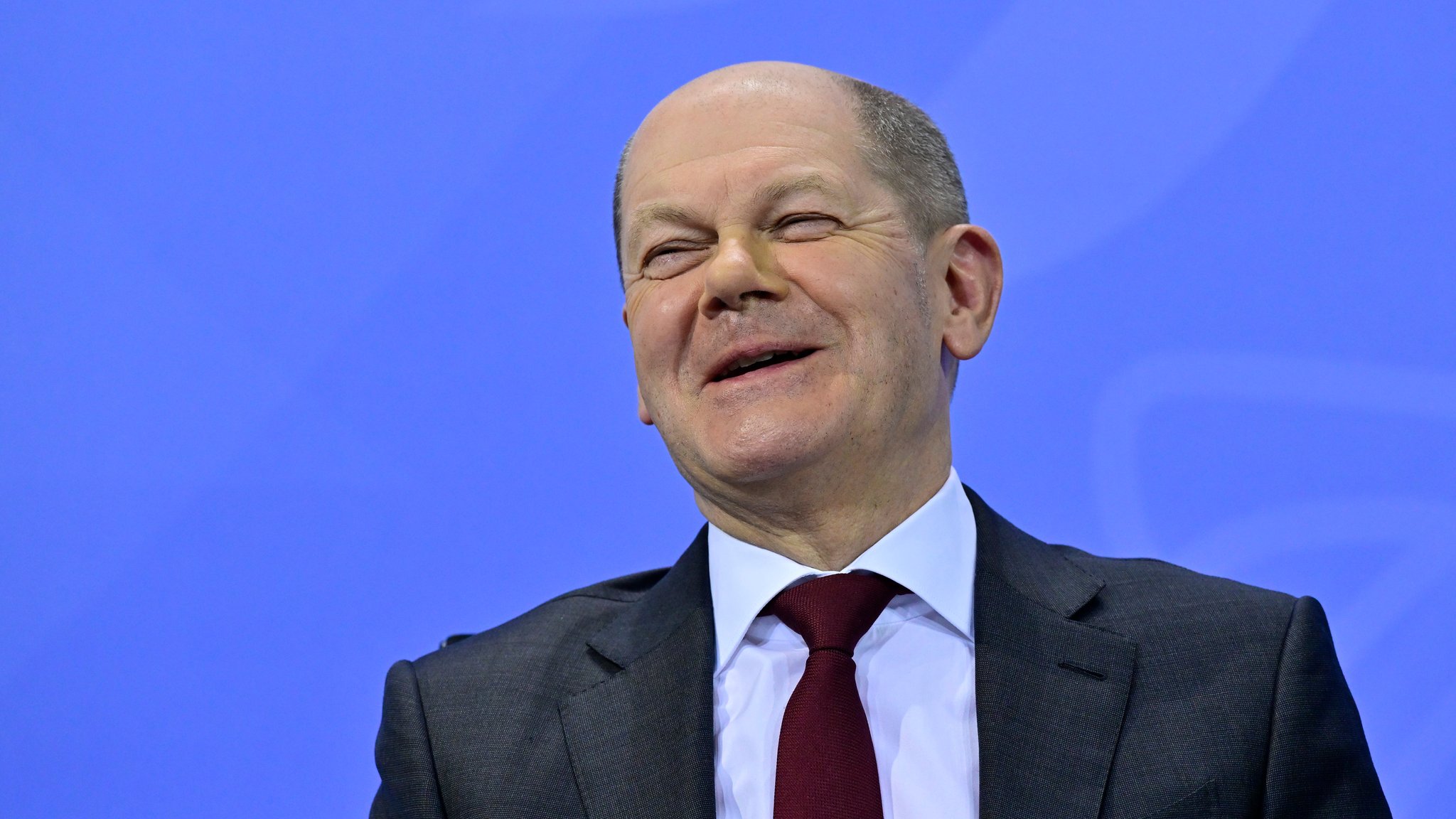 Archiv: Bundeskanzler Olaf Scholz (SPD) lacht auf einer Pressekonferenz