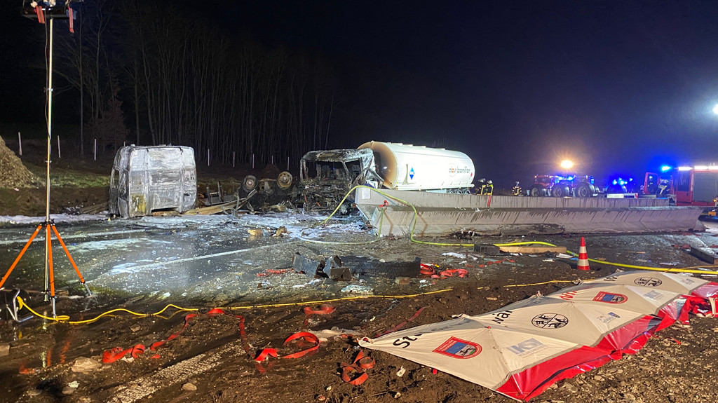 Nach einem schweren Unfall mit zwei Lastzügen gleicht die A3 bei Geiselwind einem Trümmerfeld | Bild: News5/Bauernfeind Nach einem schweren Unfall mit zwei Lastzügen gleicht die A3 bei Geiselwind einem Trümmerfeld