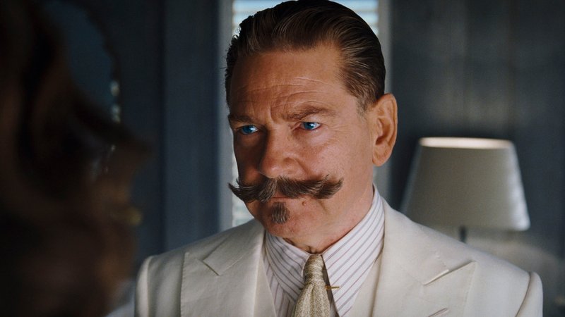 Kenneth Branagh als Hercule Poirot mit Schnauzer und weißem Anzug