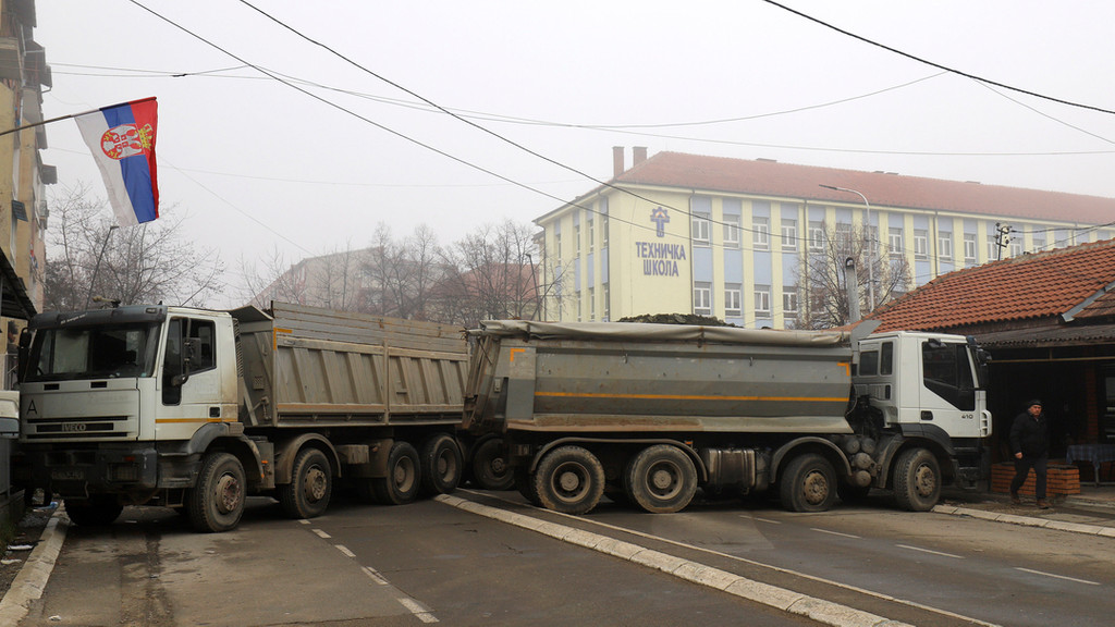 Barrikade aus mit Steinen beladenen Lastwagen