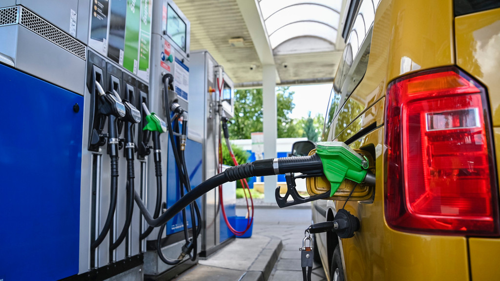 Rosenheim: Ein Pkw wird an einer Tankstelle betankt. 