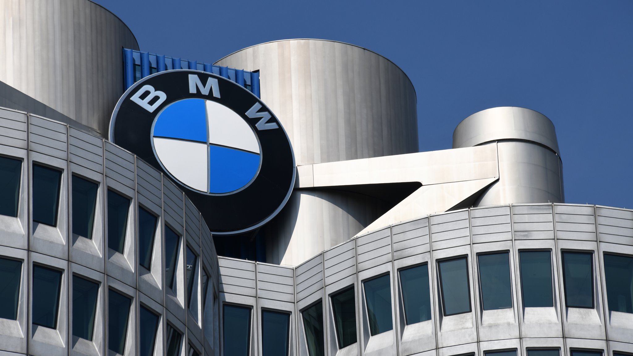BMW-Logo auf der Konzernzentrale in München