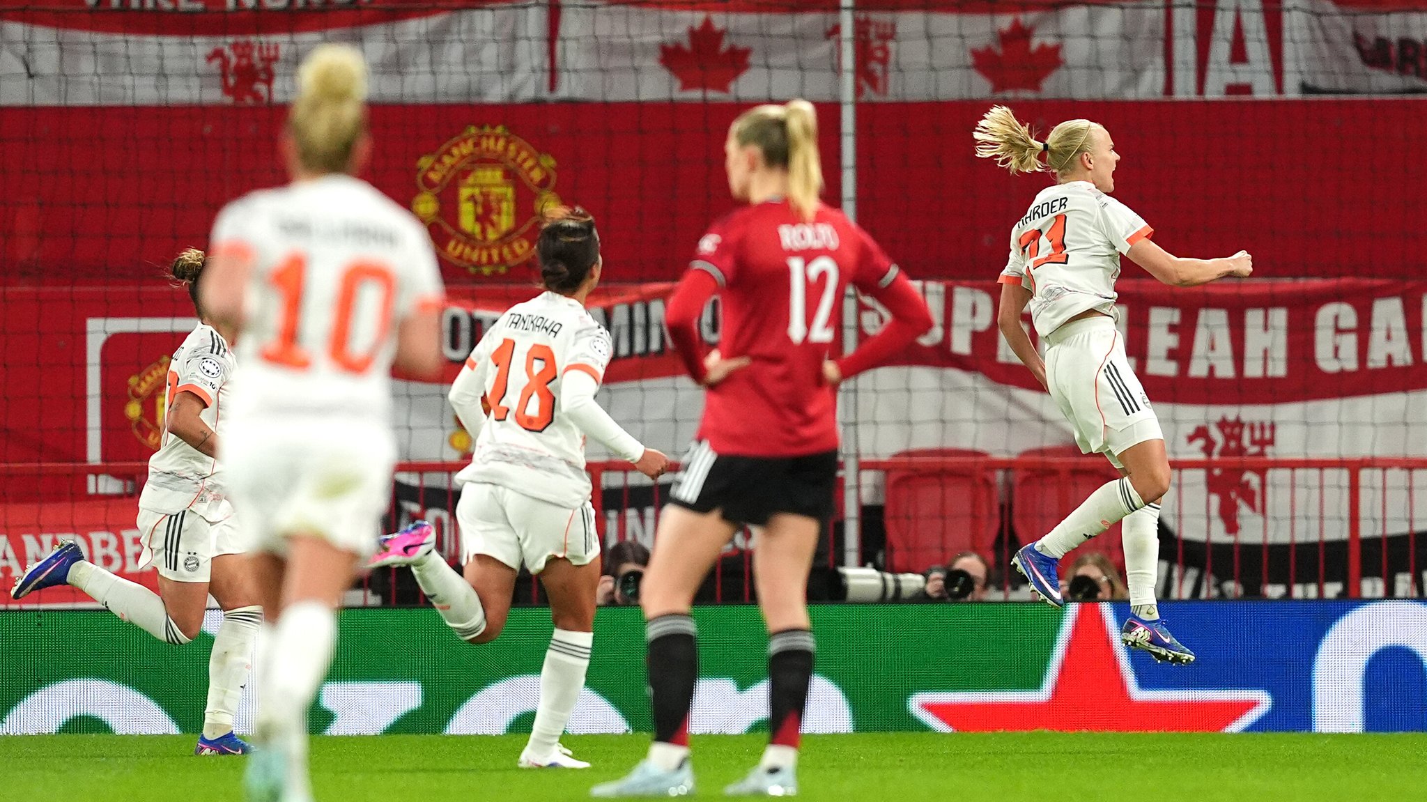 Pernille Harder jubelt