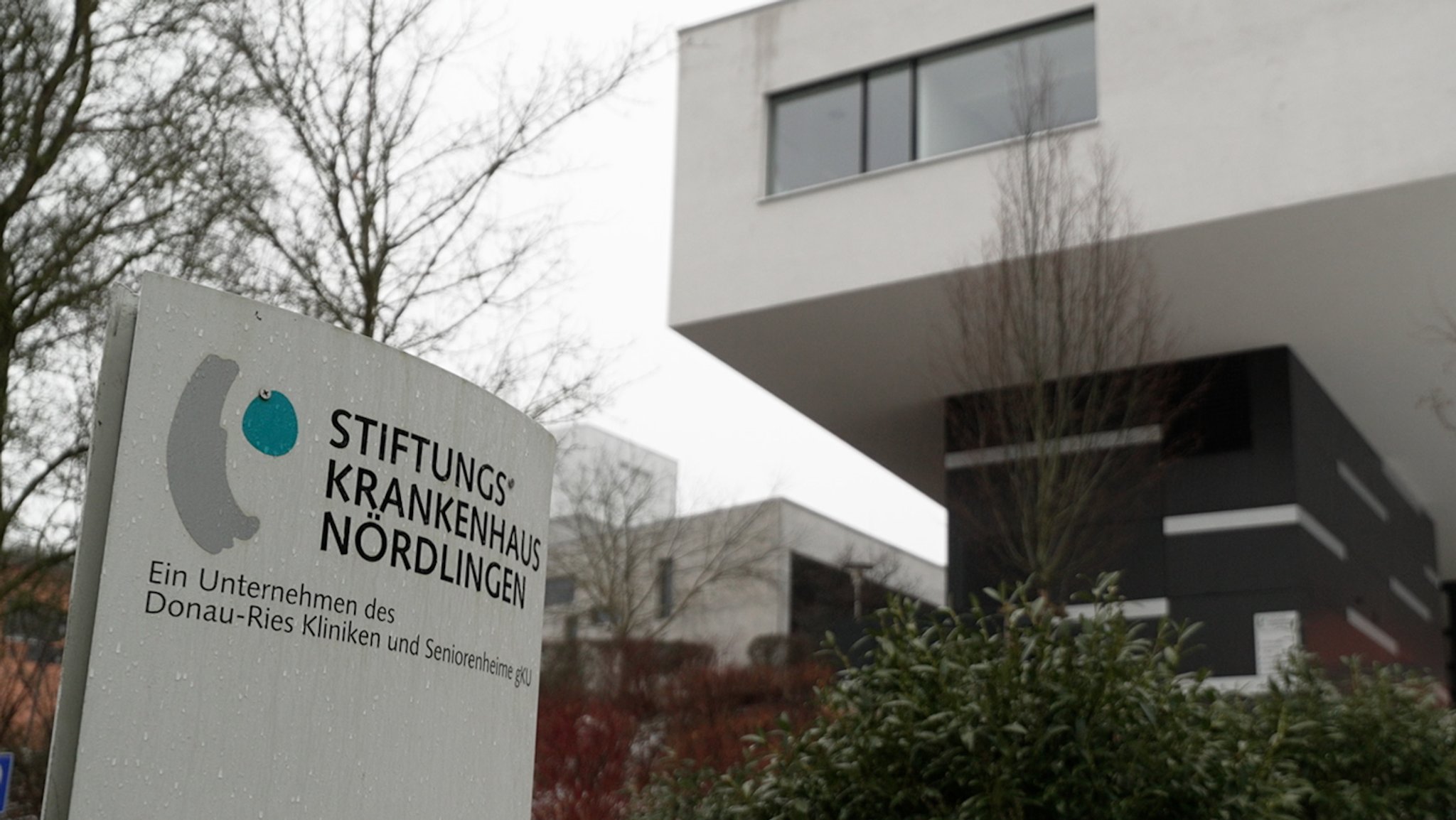 Schild: Stiftungskrankenhaus Nördlingen