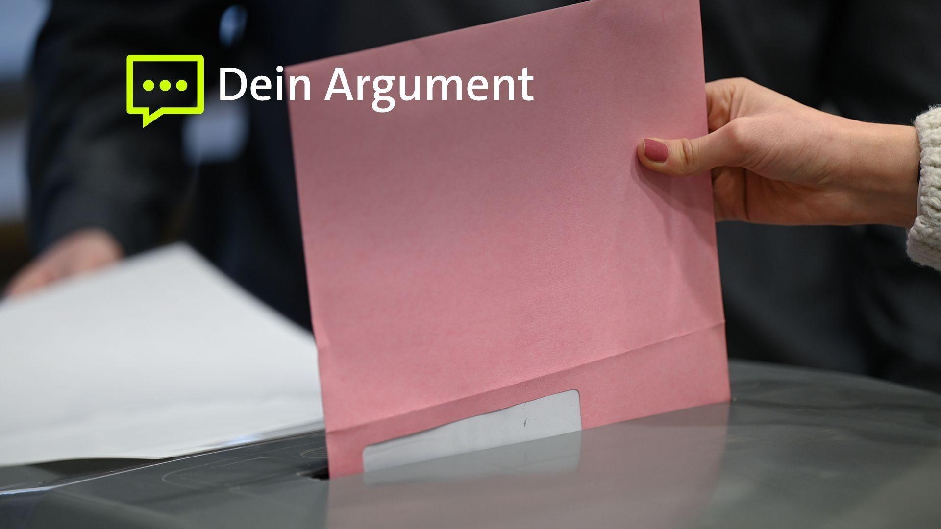 Ein Umschlag mit Briefwahlunterlagen wird in einem Briefwahllokal in eine Wahlurne geworfen (Archivbild).