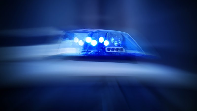 Blaulicht auf einem Polizeiauto in dunkler Umgebung (Symbolbild) | Bild: stock.adobe.com/pattilabelle Blaulicht auf einem Polizeiauto in dunkler Umgebung (Symbolbild)