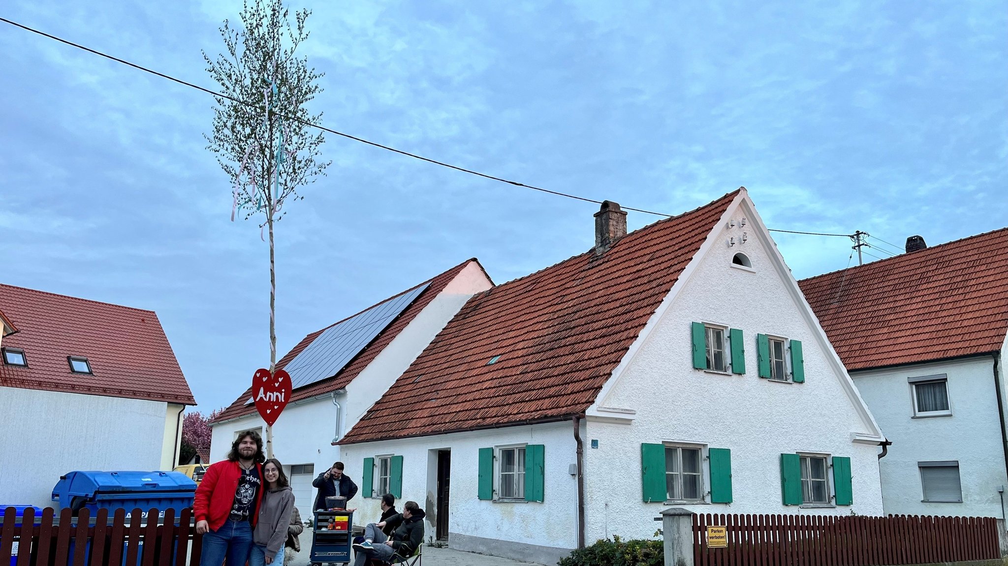 Nico und Anni vor dem gerade gestellten Maibaum.