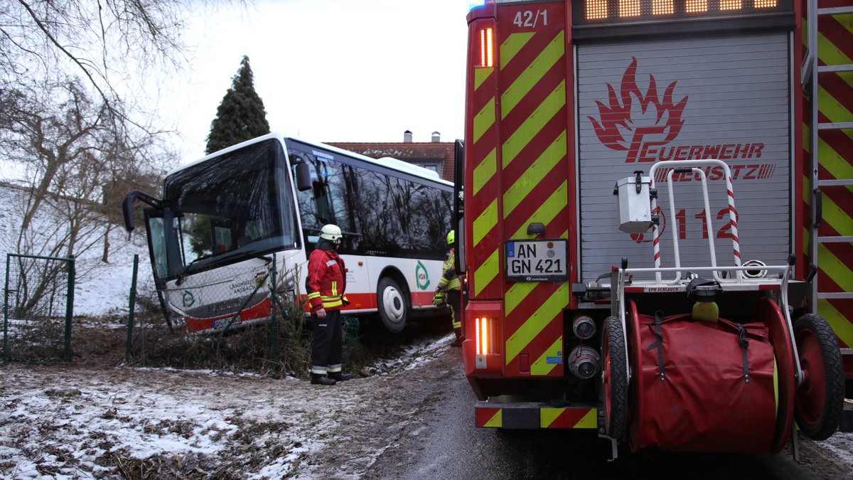 Bus mit vielen Schülern rutscht in Graben – Straße war gesperrt
