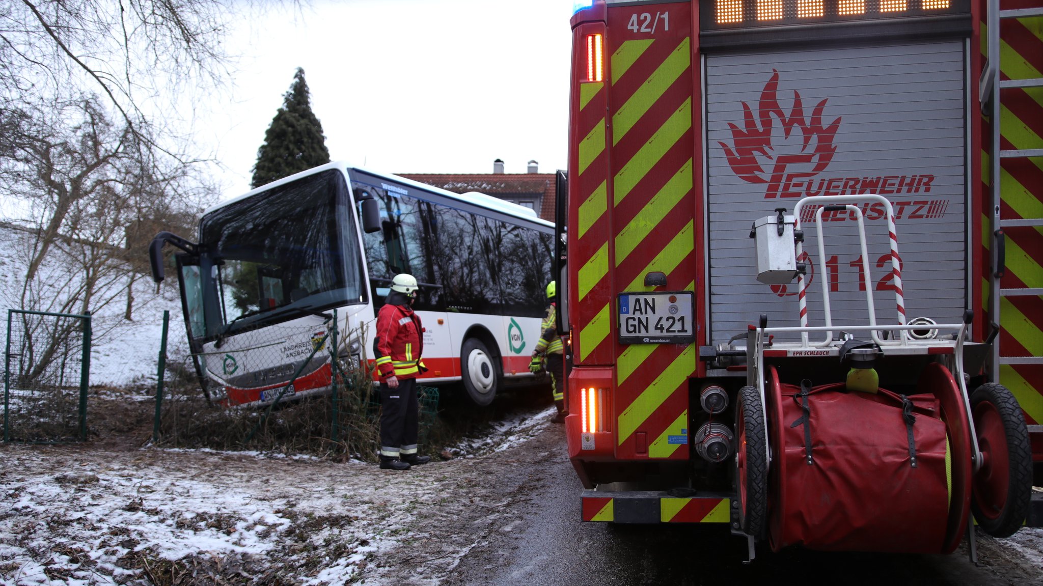 Bus mit vielen Schülern rutscht in Graben – Straße war gesperrt