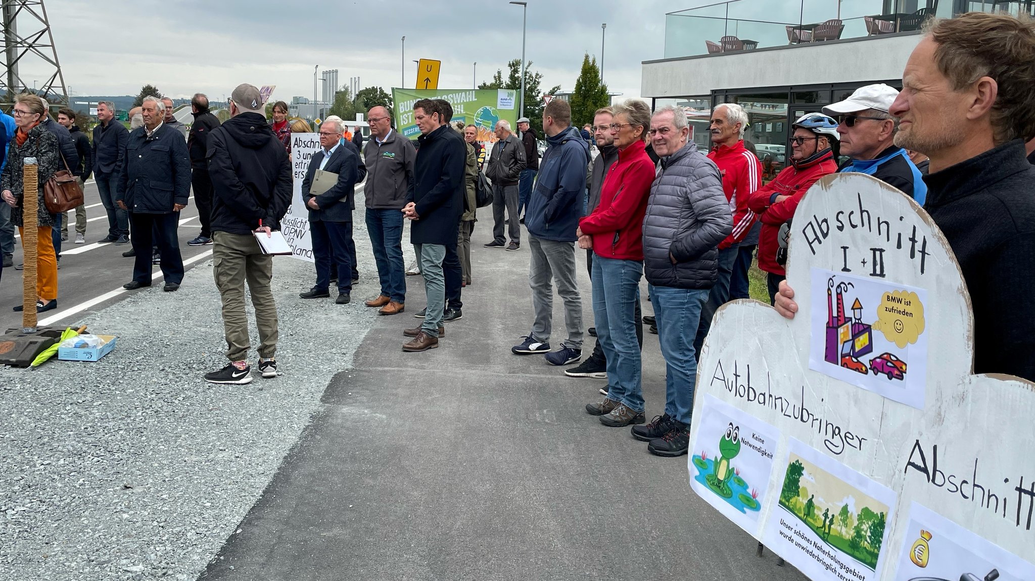 Bei der Eröffnung des Zubringers standen sich Befürworter und Gegner gegenüber.