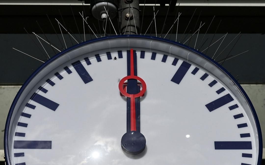 Eine Uhr im Bahnhof zeigt die Uhrzeit 12.00 Uhr an.