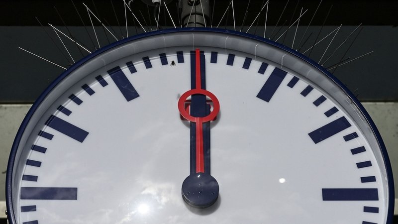 Eine Uhr im Bahnhof zeigt die Uhrzeit 12.00 Uhr an. | Bild: dpa-Bildfunk/Jens Kalaene Eine Uhr im Bahnhof zeigt die Uhrzeit 12.00 Uhr an.