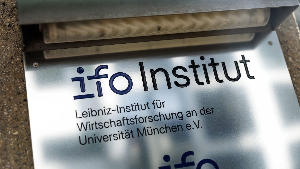 Schild des Ifo-Instituts an der Universität München e.V. Das Institut beschäftigt sich mit der Analyse der Wirtschaftspolitik.