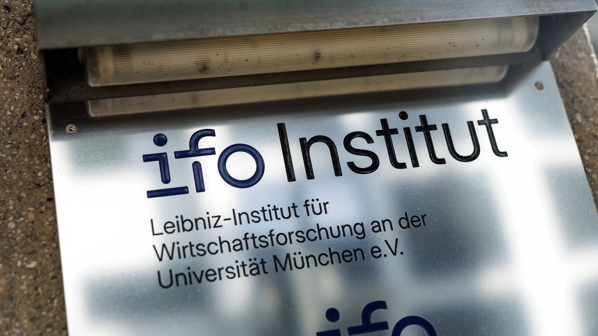 Schild des Ifo-Instituts an der Universität München e.V. Das Institut beschäftigt sich mit der Analyse der Wirtschaftspolitik. | Bild: picture alliance / dpa | Matthias Balk Schild des Ifo-Instituts an der Universität München e.V. Das Institut beschäftigt sich mit der Analyse der Wirtschaftspolitik.