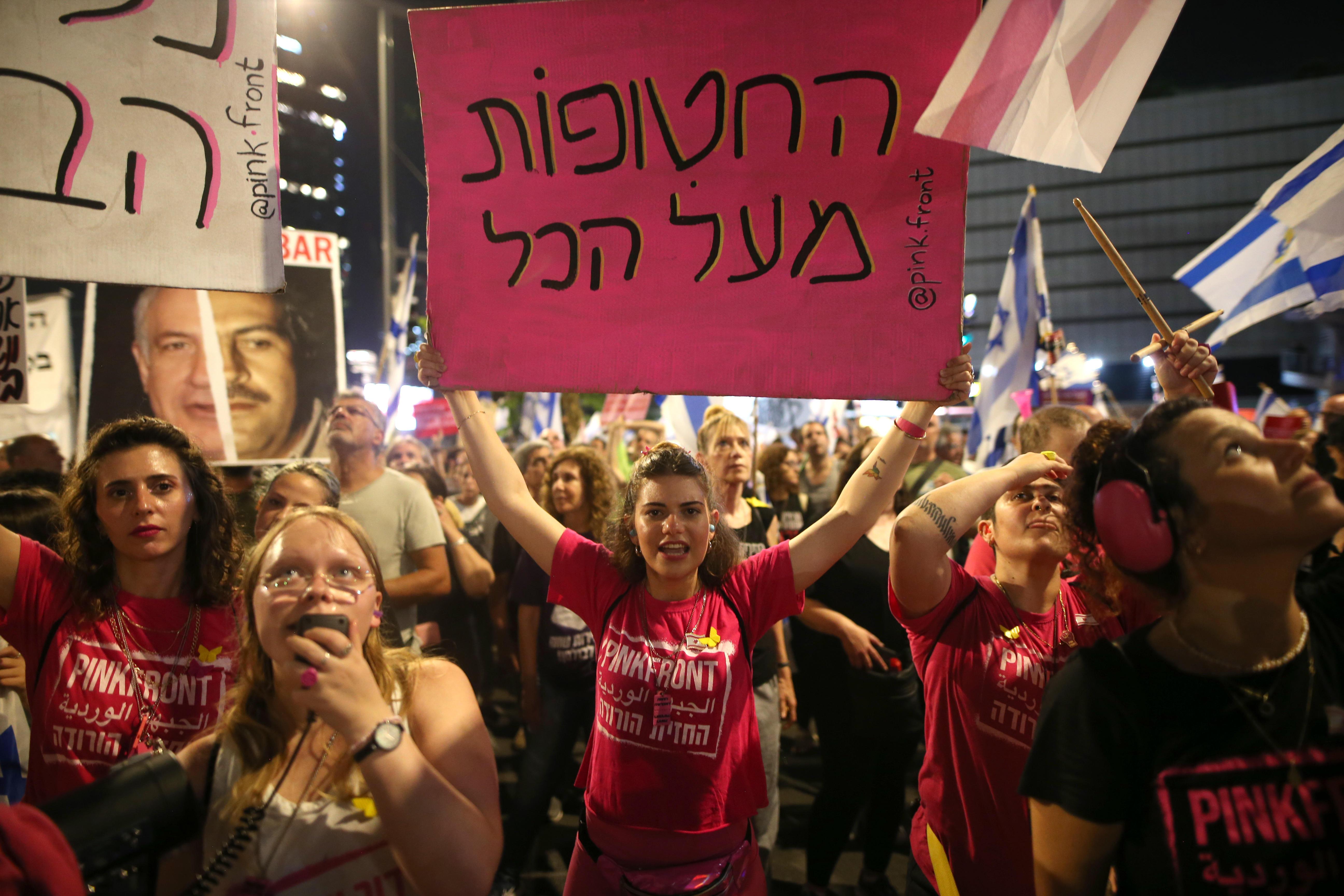 Demonstranten mit Transparenten mit der Forderung, dass Israel seine Angriffe auf Gaza stoppt und israelische Geiseln zurückbringt