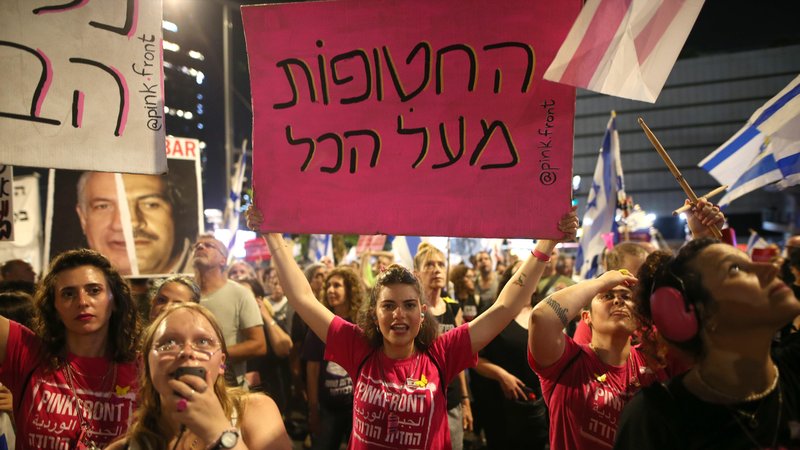 Demonstranten mit Transparenten mit der Forderung, dass Israel seine Angriffe auf Gaza stoppt und israelische Geiseln zurückbringt | Bild: picture alliance / Anadolu | Saeed Qaq Demonstranten mit Transparenten mit der Forderung, dass Israel seine Angriffe auf Gaza stoppt und israelische Geiseln zurückbringt