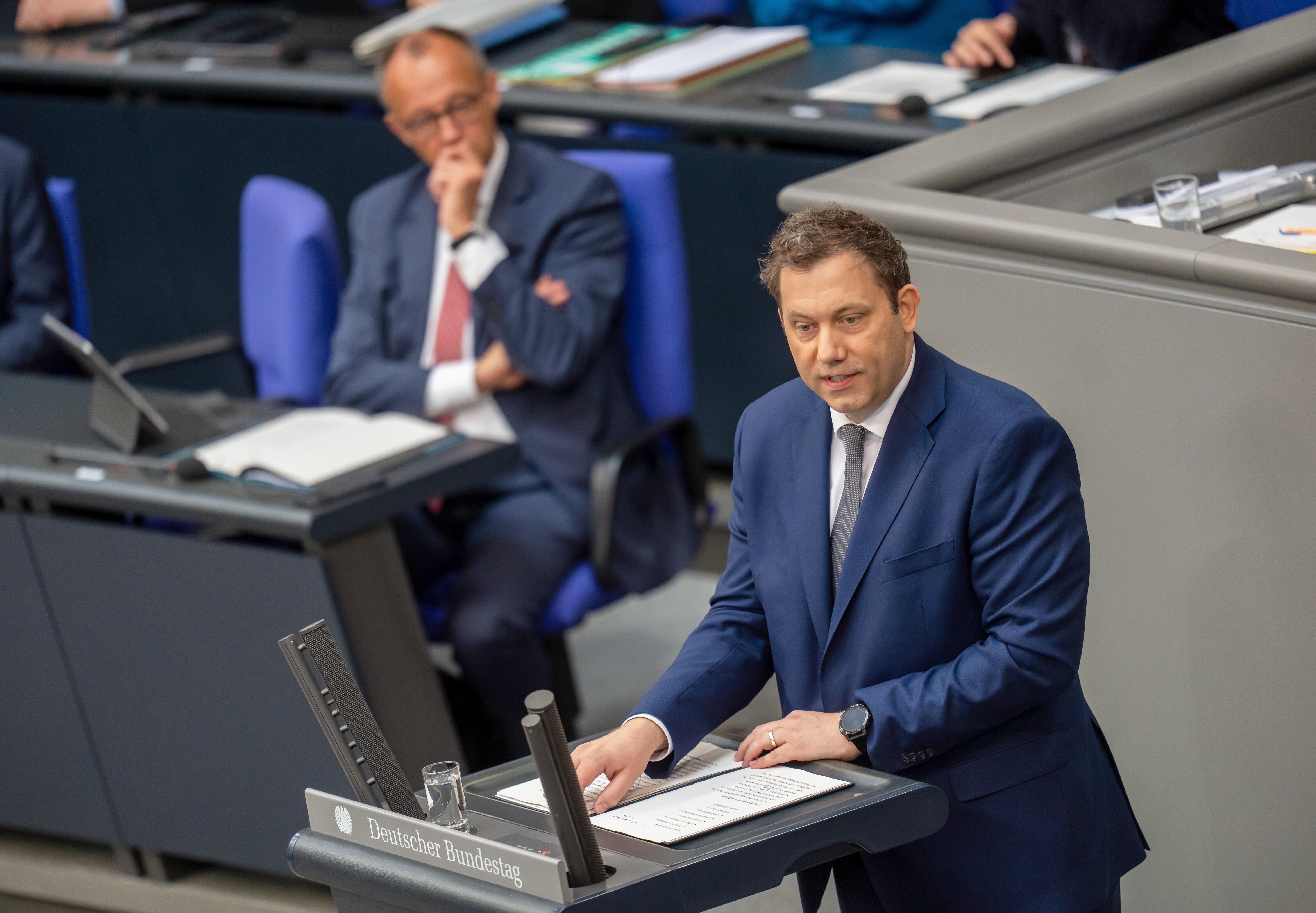Berlin, 8.7.25: Bundesfinanzminister Klingbeil (SPD) bei den Haushaltsberatungen, im Hintergrund Bundeskanzler Merz (CDU).