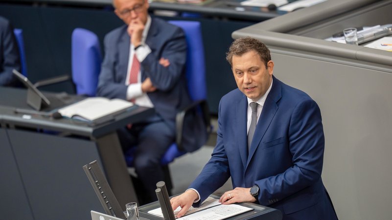Berlin, 8.7.25: Bundesfinanzminister Klingbeil (SPD) bei den Haushaltsberatungen, im Hintergrund Bundeskanzler Merz (CDU). | Bild: pa/dpa/Michael Kappeler Berlin, 8.7.25: Bundesfinanzminister Klingbeil (SPD) bei den Haushaltsberatungen, im Hintergrund Bundeskanzler Merz (CDU).
