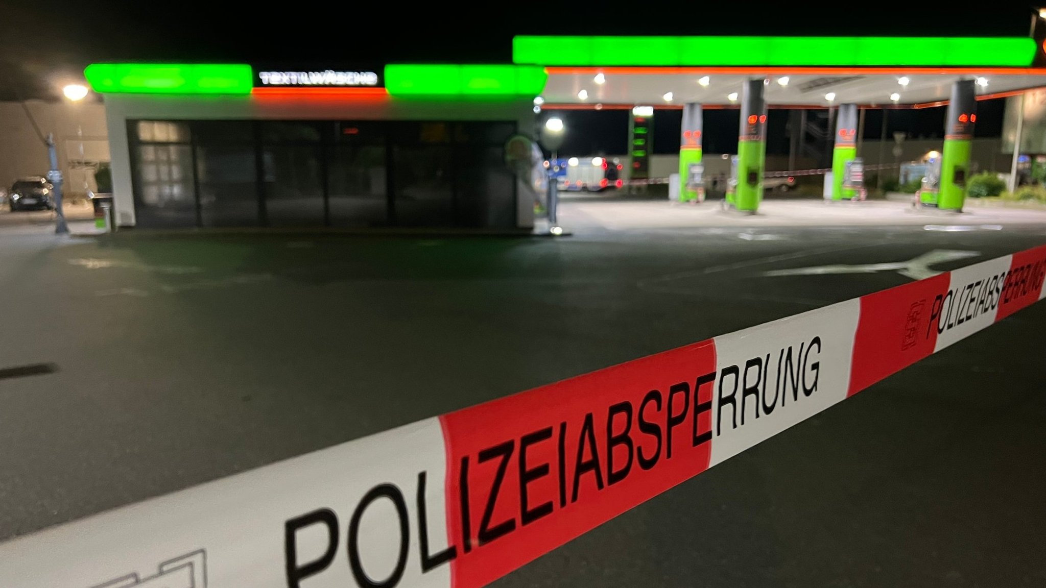 Nach einer Schlägerei hat die Polizei eine Tankstelle in Marktheidenfeld mit einem Band abgesperrt.