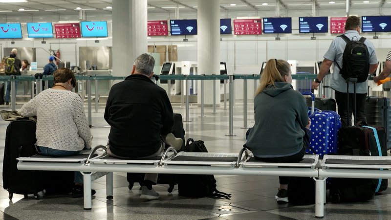 (Symbolbild) Passagiere warten im Check-in-Schalter im Flughafen | Bild: BR (Symbolbild) Passagiere warten im Check-in-Schalter im Flughafen