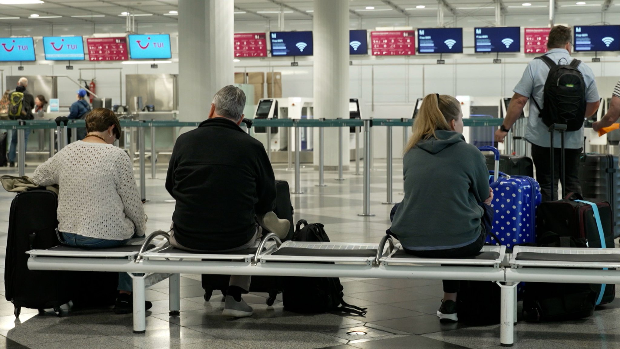 (Symbolbild) Passagiere warten im Check-in-Schalter im Flughafen