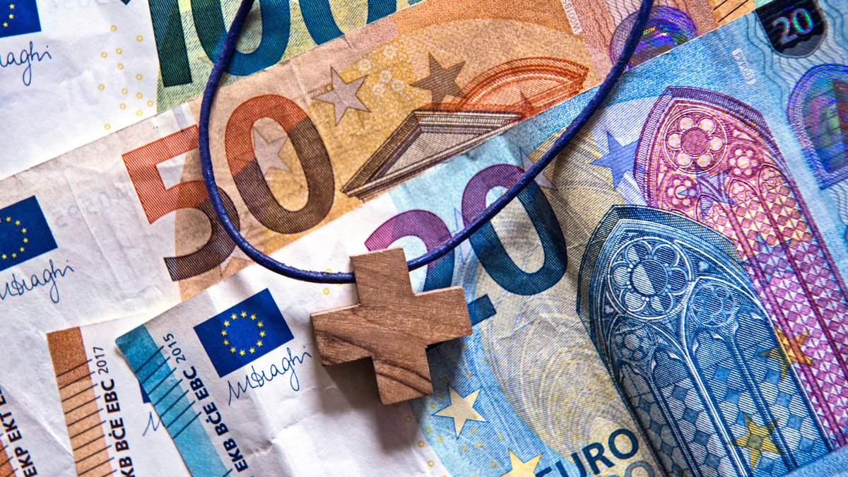 Kreuz auf Euro-Banknoten (Symbolbild)