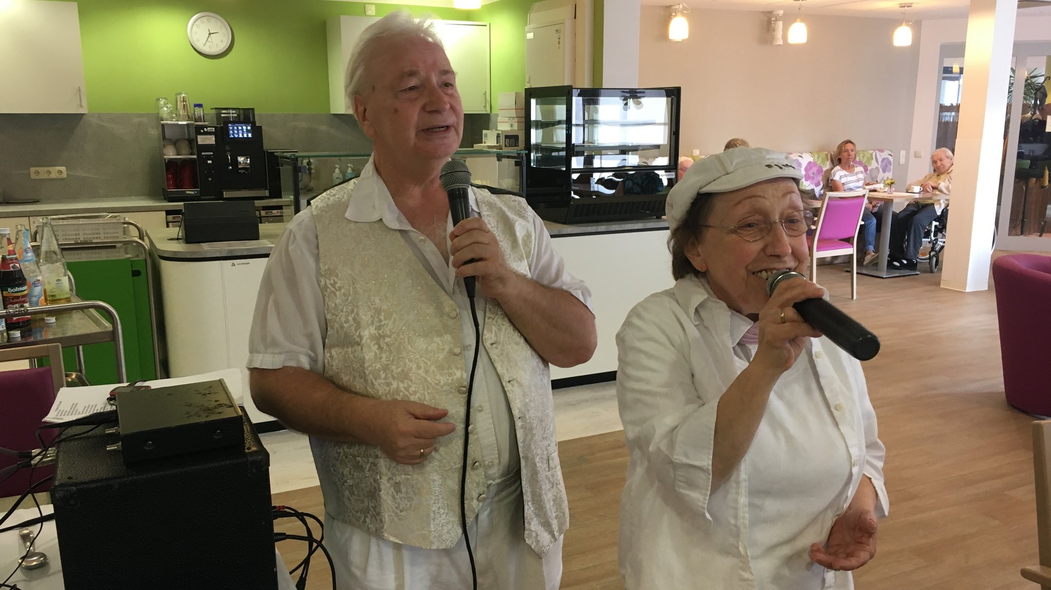 Agnes und Gerald Schmandt bei einem ihrer Auftritte im Seniorenheim "Wohnen und Leben" des BRK in Höchstadt an der Aisch.