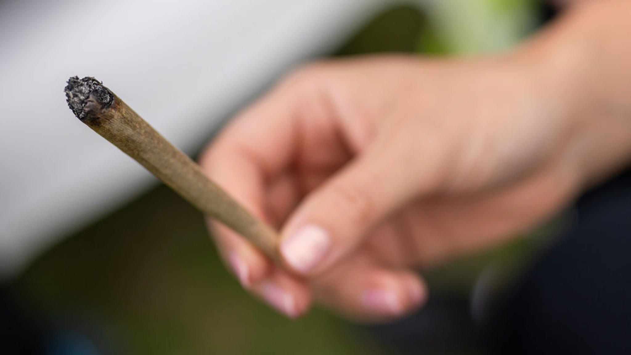 ARCHIV - 14.06.2024, Berlin: Eine Frau hält auf der Hanfmesse «Mary Jane» ihren Joint in der Hand. (zu dpa: «Cannabis-Anbauverein plant bald erste Gras-Ausgabe») Foto: Monika Skolimowska/dpa +++ dpa-Bildfunk +++