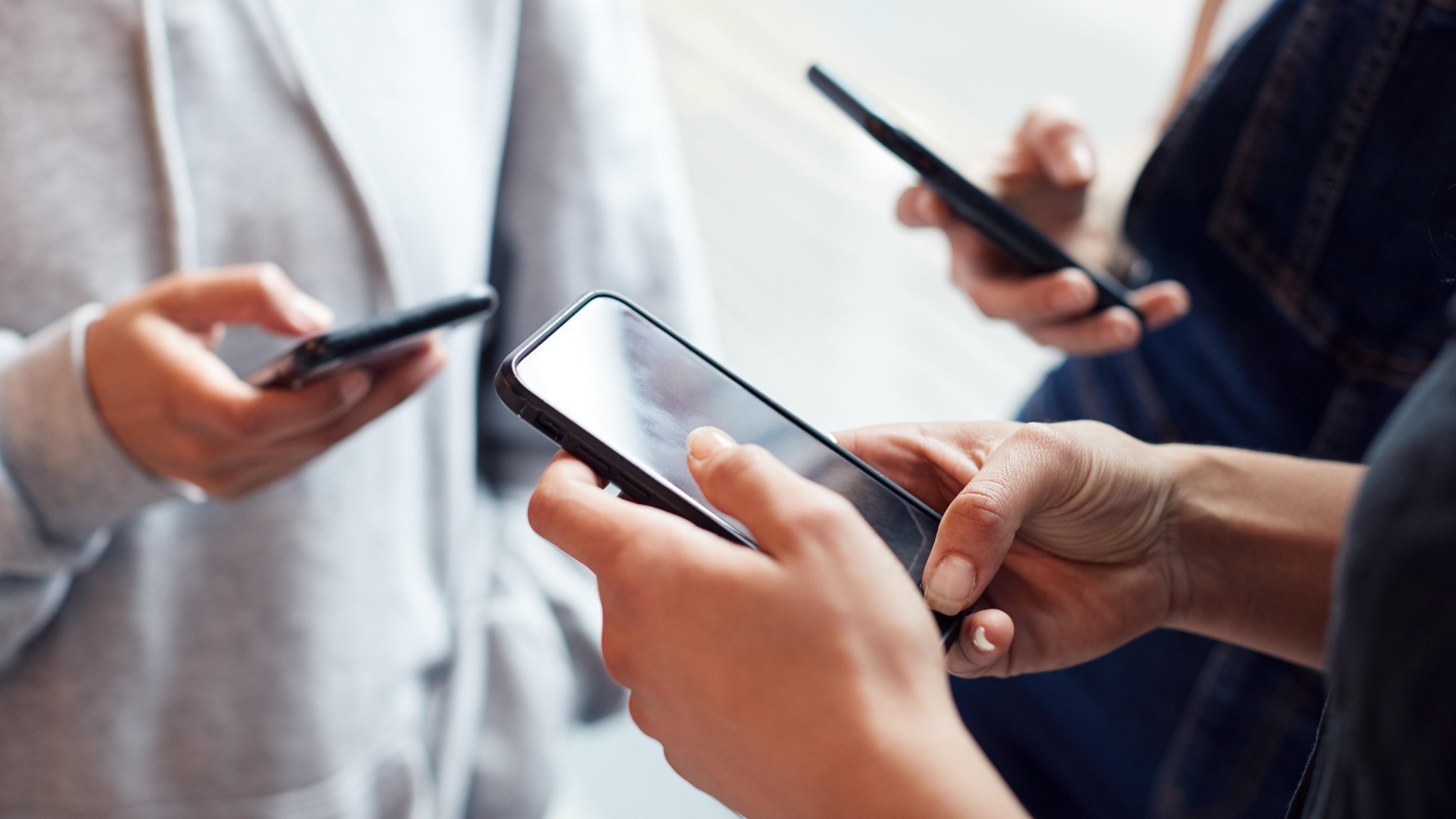 Suchtfaktor Smartphone: Durchschnittlich zweieinhalb Stunden pro Tag verbringt jeder Deutsche laut Branchenverband Bitkom am Handy. 