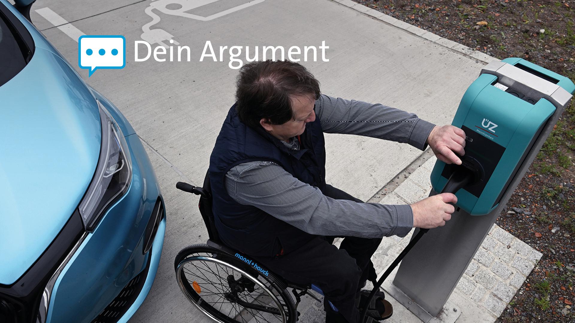 Ein Mann im Rollstuhl bedient eine Ladesäule für E-Autos